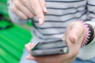 Genç bayan telefonunu kullanıyor.