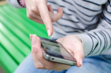 Genç bayan telefonunu kullanıyor.