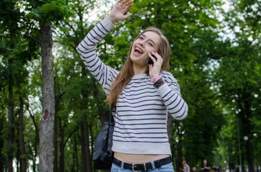 Genç bayan telefonunu kullanıyor.