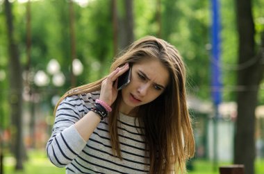 Genç bayan telefonunu kullanıyor.