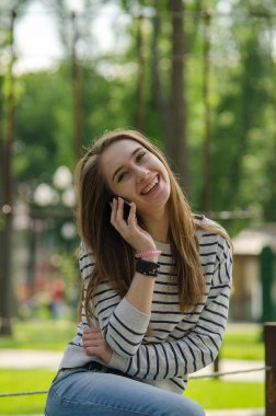 Genç bayan telefonunu kullanıyor.