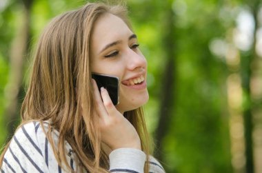 Genç bayan telefonunu kullanıyor.