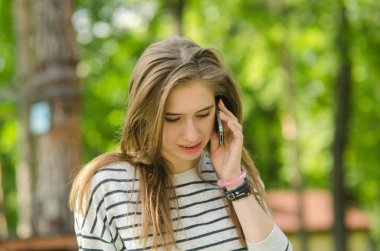 Genç bayan telefonunu kullanıyor.