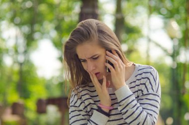 Genç bayan telefonunu kullanıyor.