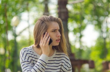 Genç bayan telefonunu kullanıyor.
