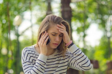 Genç bayan telefonunu kullanıyor.