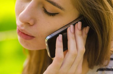 Genç bayan telefonunu kullanıyor.