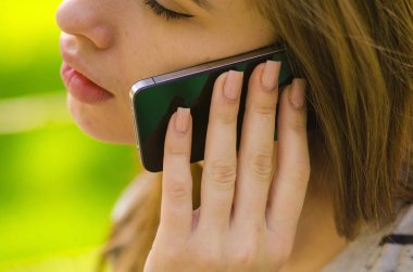 Genç bayan telefonunu kullanıyor.