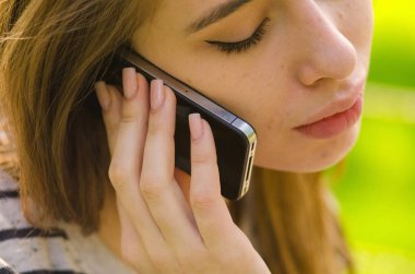 Genç bayan telefonunu kullanıyor.