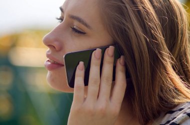 Genç bayan telefonunu kullanıyor.