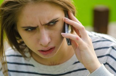 Genç bayan telefonunu kullanıyor.