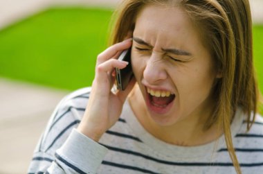 Genç bayan telefonunu kullanıyor.