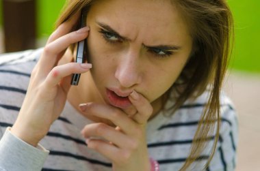 Genç bayan telefonunu kullanıyor.