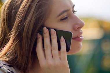 Genç bayan telefonunu kullanıyor.