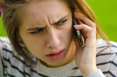 Genç bayan telefonunu kullanıyor.