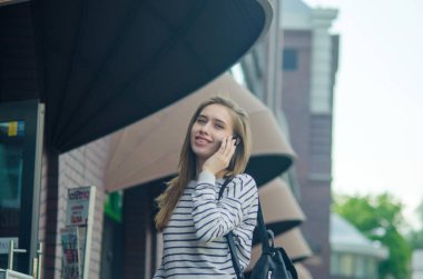 Genç bayan telefonunu kullanıyor.