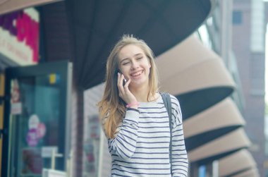 Genç bayan telefonunu kullanıyor.