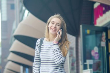 Genç bayan telefonunu kullanıyor.