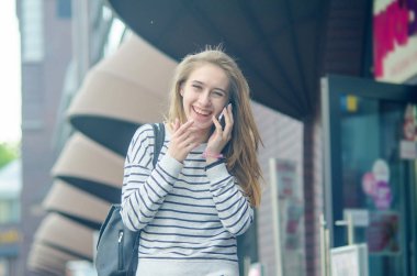Genç bayan telefonunu kullanıyor.
