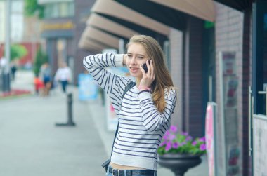 Genç bayan telefonunu kullanıyor.