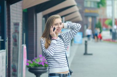 Genç bayan telefonunu kullanıyor.