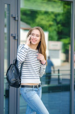 Genç bayan telefonunu kullanıyor.