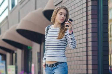 Genç bayan telefonunu kullanıyor.
