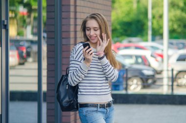 Genç bayan telefonunu kullanıyor.