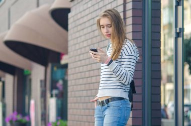 Genç bayan telefonunu kullanıyor.