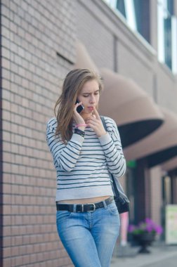 Genç bayan telefonunu kullanıyor.