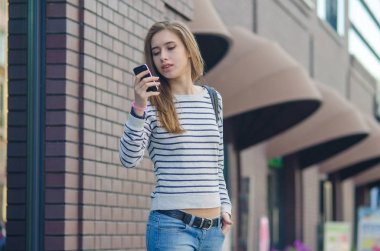 Genç bayan telefonunu kullanıyor.