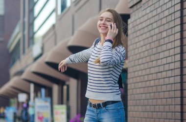 Genç bayan telefonunu kullanıyor.