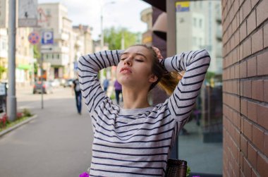 Yürüyüş ve dinlenme genç kadın