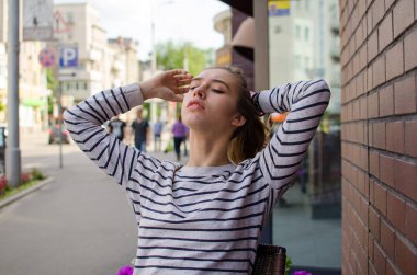 Yürüyüş ve dinlenme genç kadın