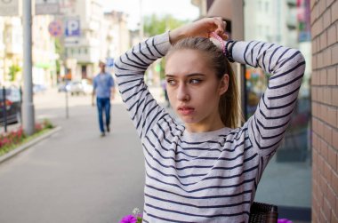 Yürüyüş ve dinlenme genç kadın