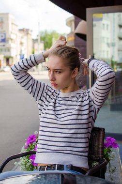 Yürüyüş ve dinlenme genç kadın