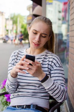 Genç bayan telefonunu kullanıyor.