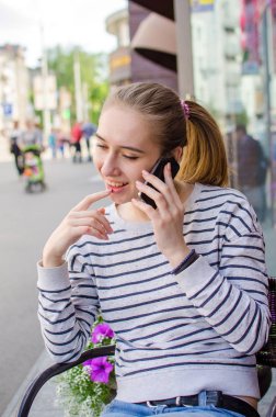 Genç bayan telefonunu kullanıyor.