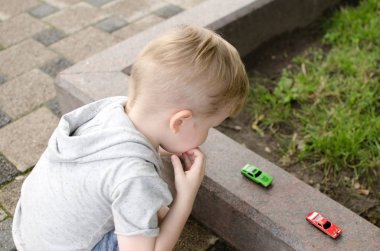 Küçük bir bebek oynuyor