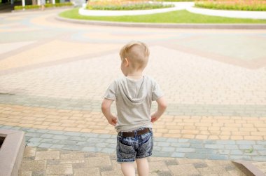 Küçük bir bebek oynuyor