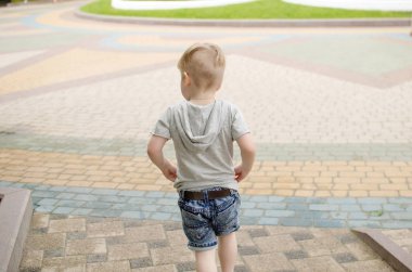 Küçük bir bebek oynuyor