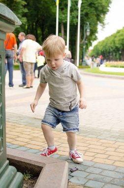 Küçük bir bebek oynuyor