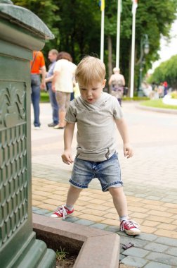 Küçük bir bebek oynuyor