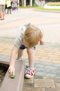 Küçük bir bebek oynuyor