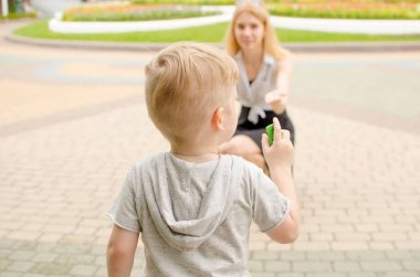 Küçük bebek Bo annesi ile eğleniyor