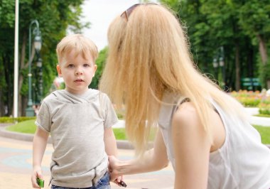Küçük bebek Bo annesi ile eğleniyor