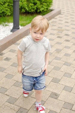 Küçük bebek çocuk parkta eğleniyor