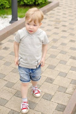 Küçük bebek çocuk parkta eğleniyor