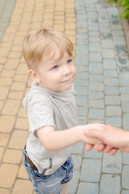 Küçük bebek çocuk parkta eğleniyor