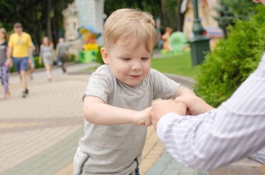 Küçük bir bebek babası ile eğleniyor